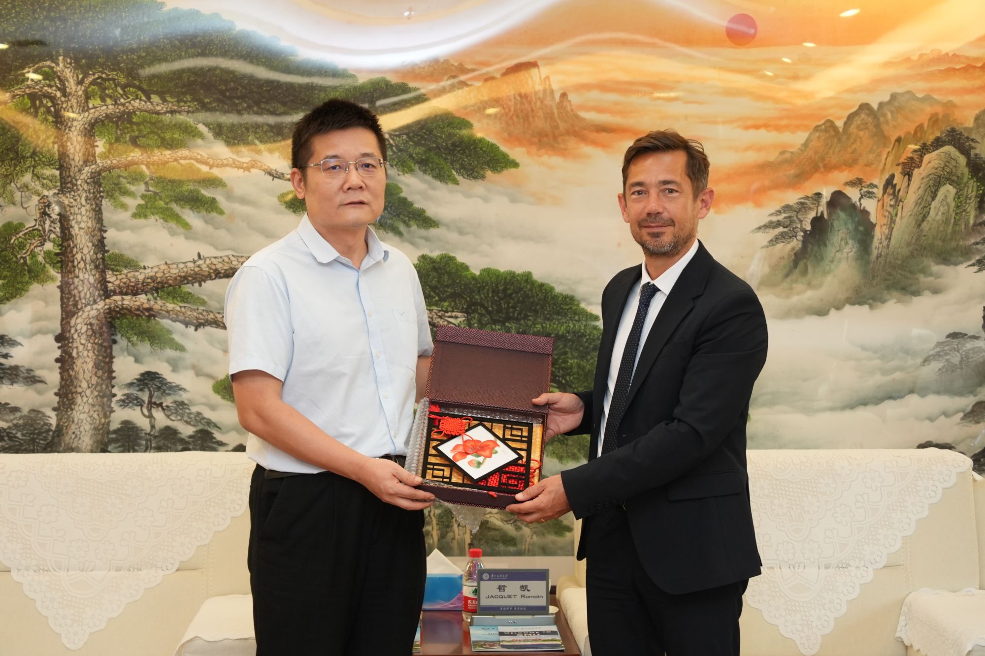 法国驻华大使馆卫生、社会事务与劳动参赞一行访问我校