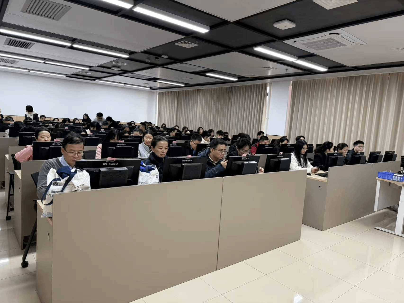 学校举行高校教师AI赋能教学能力提升暨人工智能赋能高等教育教学学术研讨会