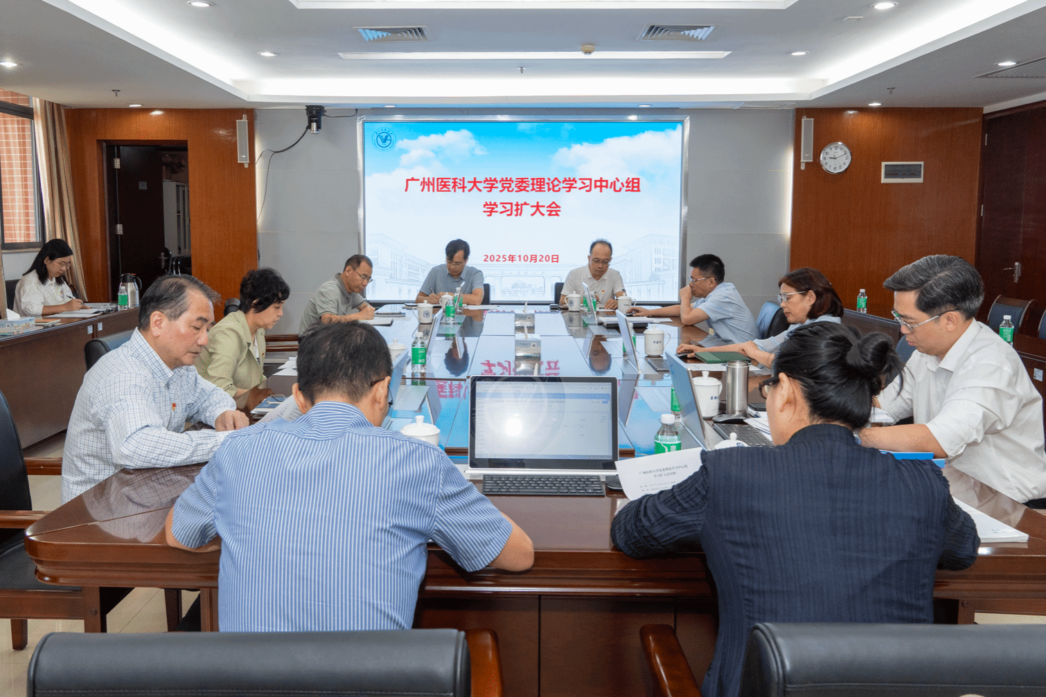 学校党委召开理论学习中心组学习扩大会