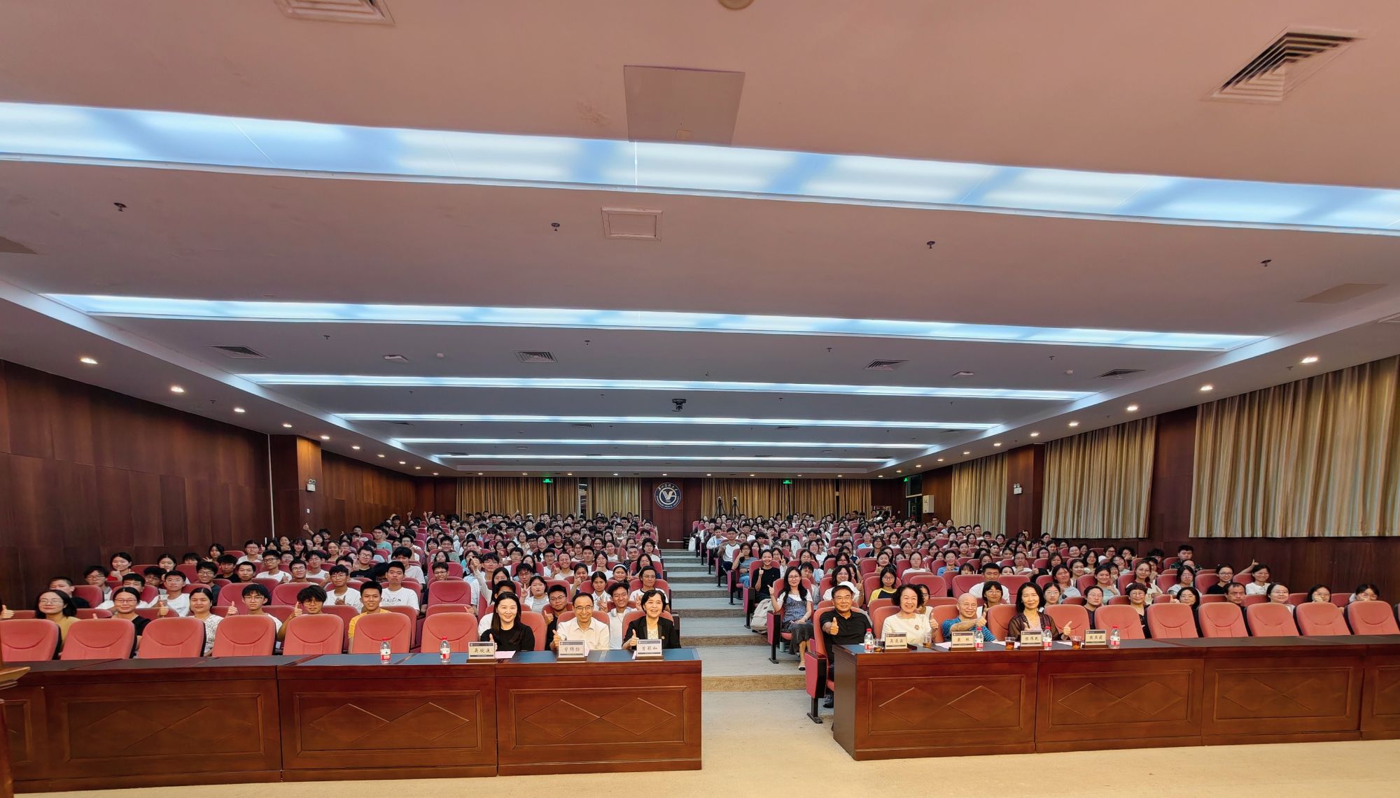 广州博物馆馆长在广医开讲“历史文物里的广州”