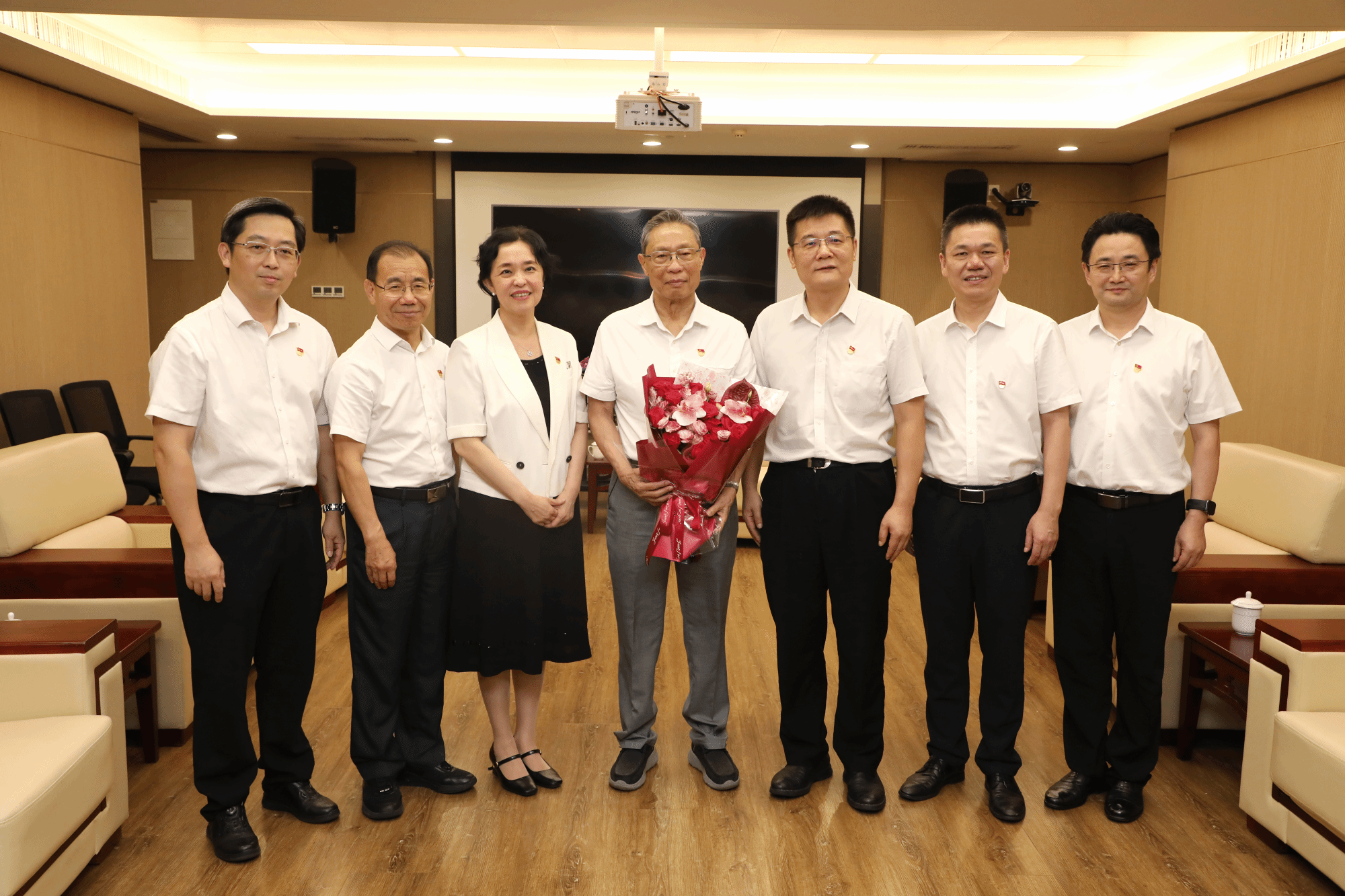 学校党委开展“七一”走访慰问活动