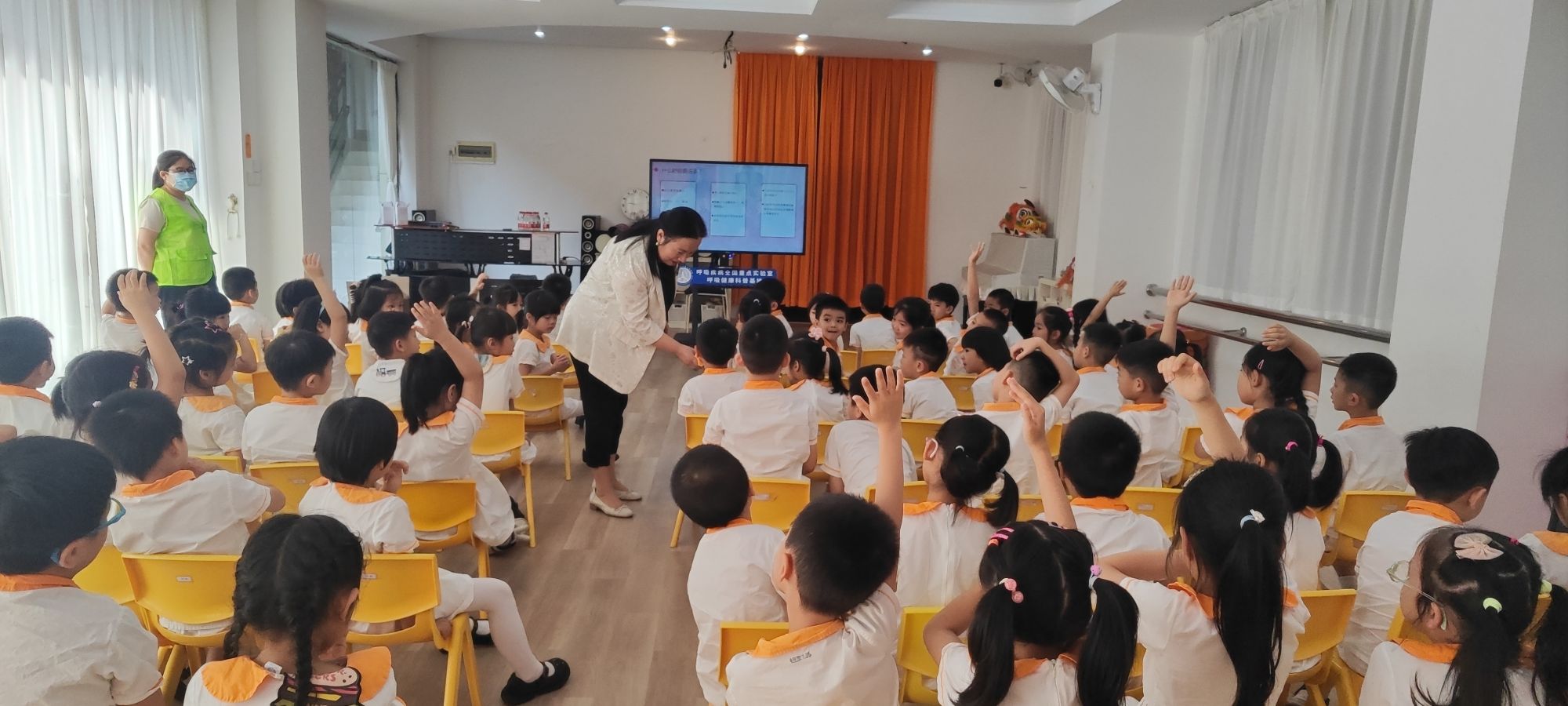 科普基地邀请了科普讲师任妮娜副主任医生和郭春丽老师来到活动现场