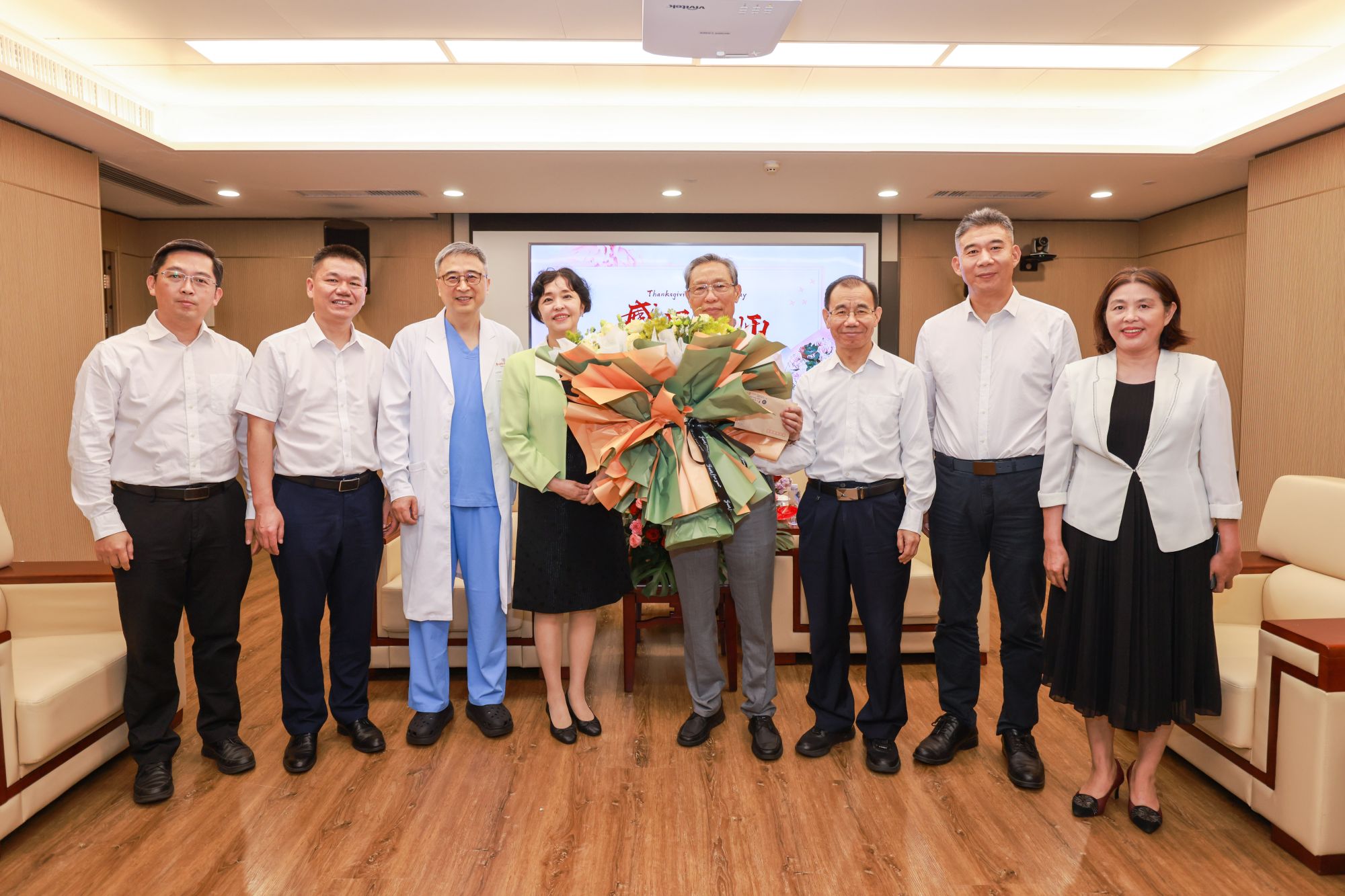 我校举行2025年教师节慰问活动