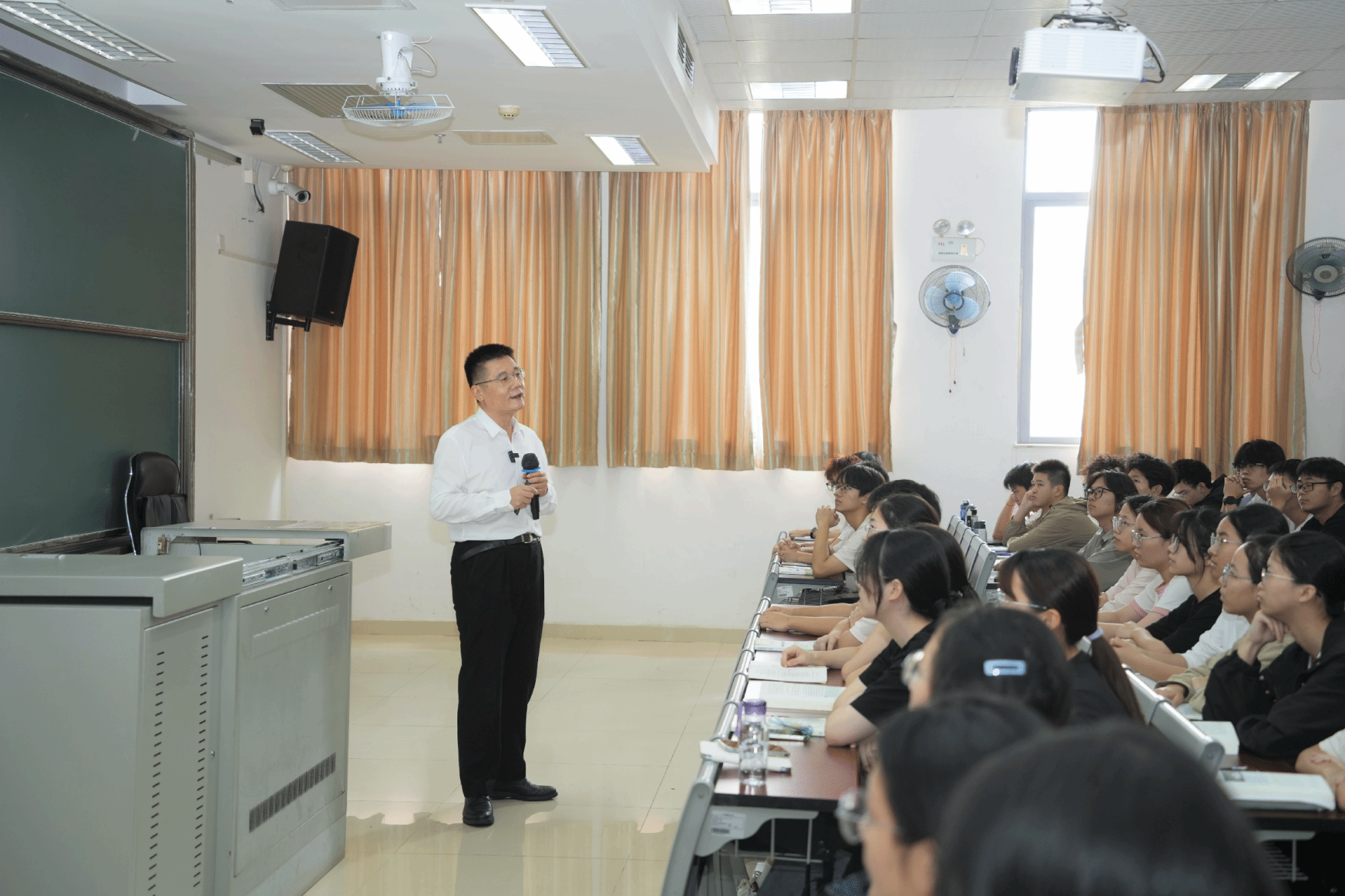 校长赵醒村为广医学子讲授"思政第一课"
